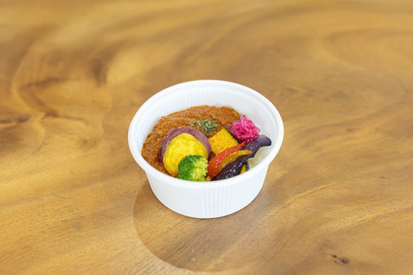 彩り野菜をのせたキーマカレー
