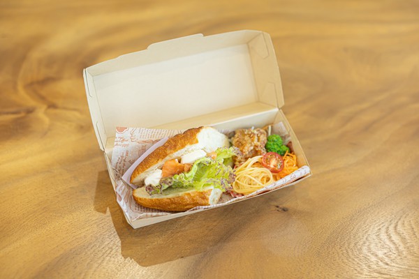 スモークサーモンとクリームチーズのクロワッサンサンド