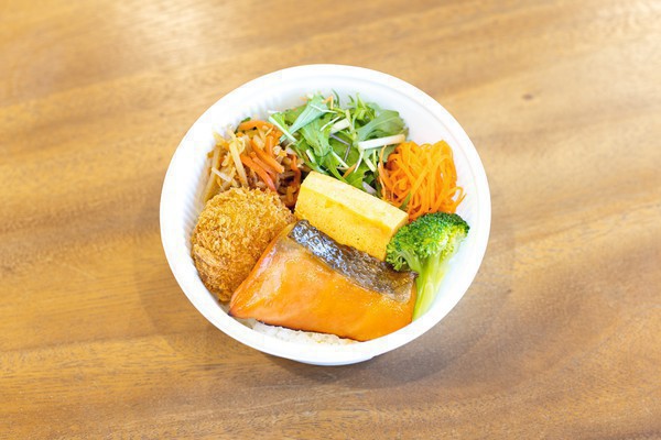 【12月】鮭の照り焼きとメンチカツ