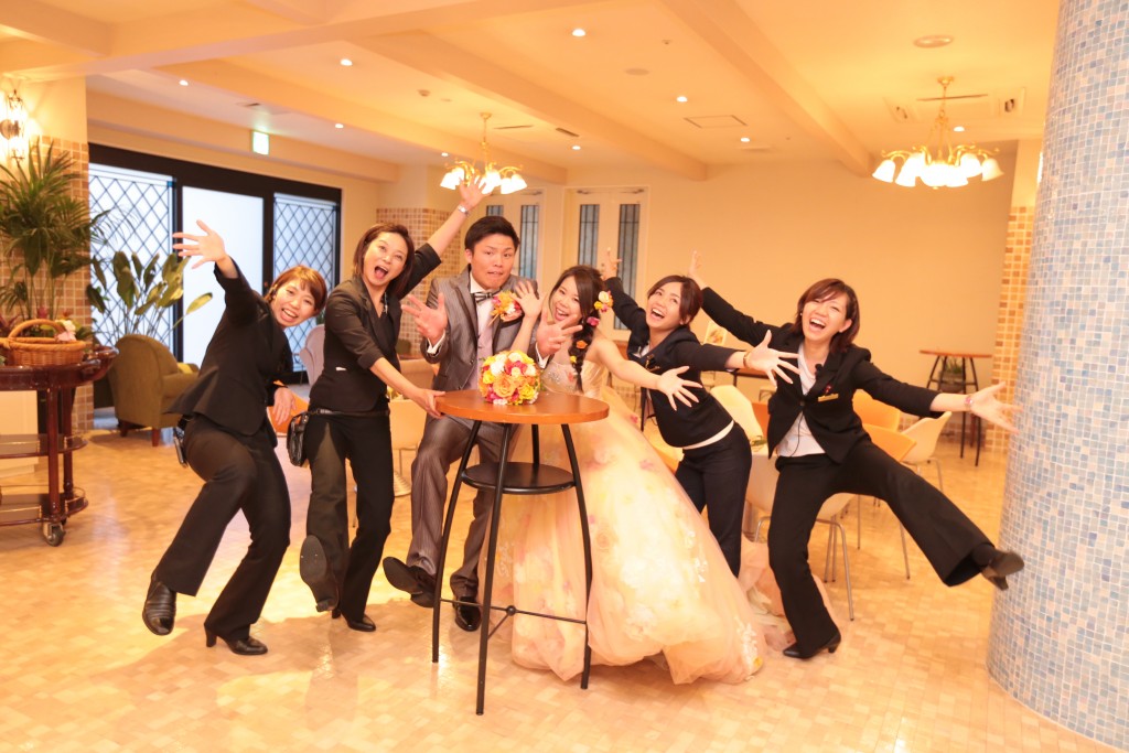 新郎新婦様とスタッフで楽しく集合写真♪