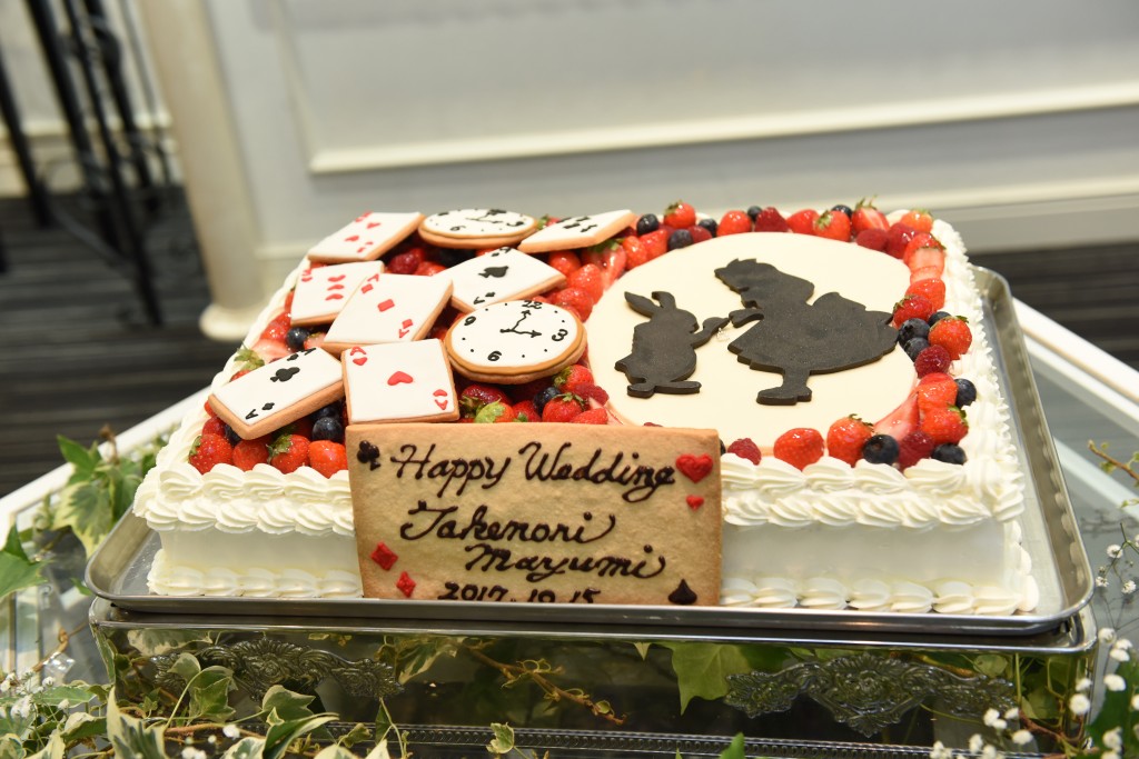 アリスとうさぎさんのシルエットがかわいいウェディングケーキ♡