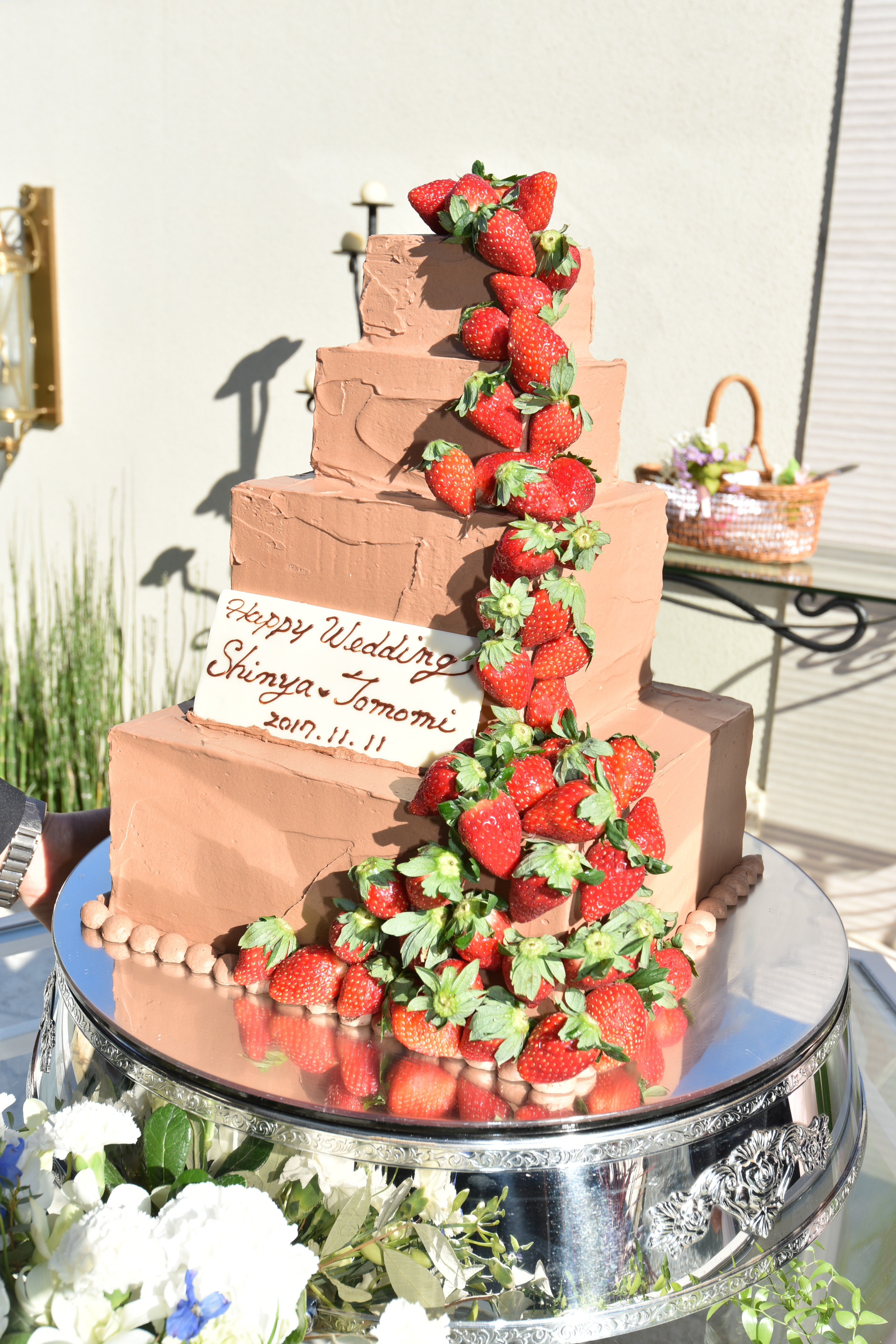 ケーキからたくさんイチゴが マリエール太田 群馬県太田市の結婚式場 披露宴会場 挙式