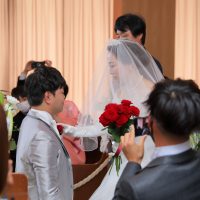 新婦様は新郎様へプロポーズをお受けしたお返事としていただいたバラの花から1本選び新郎様の胸元へ…♡