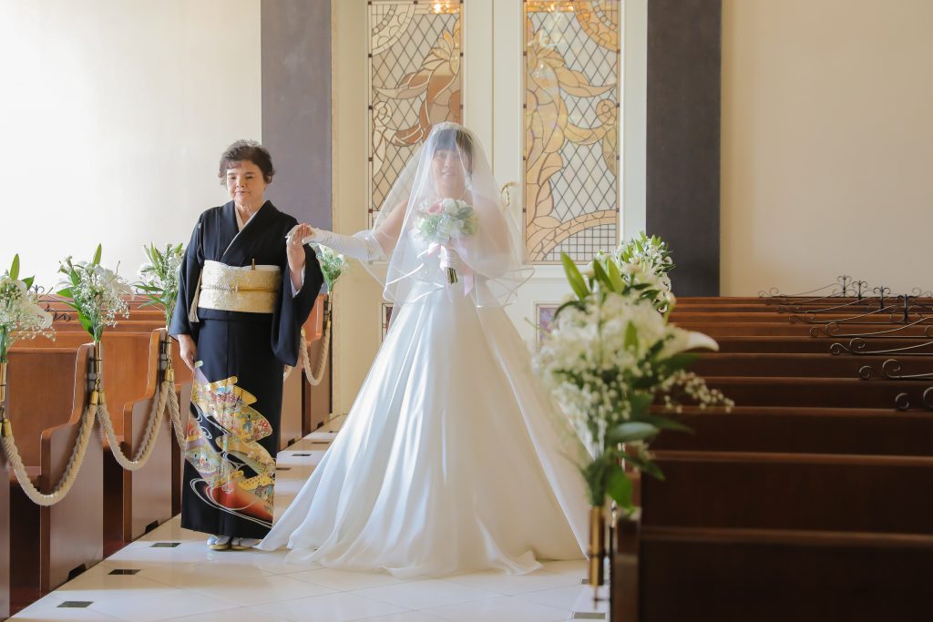 バージンロードは花嫁様の人生の道です♡親御様と歩んできた思い出を振り返りながらゆっくりゆっくりと歩いていきます♡